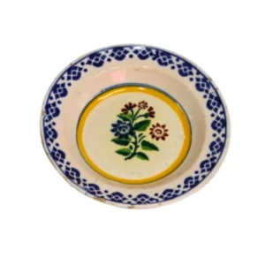 Prato em faiança portuguesa com decoração floral